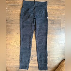 Vuori Daily Form Legging Black Camo